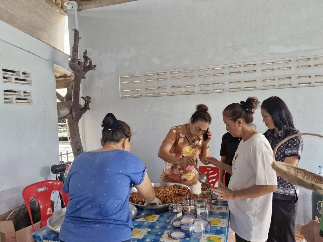 พช.มะขาม ลงพื้นที่ให้กำลังใจกลุ่มสตรี เตรียมความพร้อมก่อนเปิดร้านอย่างเป็นทางการ