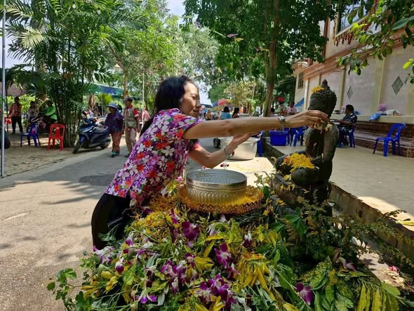 พช.มะขาม ร่วมกิจกรรมโครงการอนุรักษ์และสืบสานประเพณีวันสงกรานต์ ตำบลท่าหลวง ประจำปี 2569